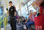 济南公交车配特勤 200余队员上车执勤现场组图