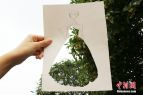 脑洞大开！ 川大锦江学院女生创意“校景时装秀”组图