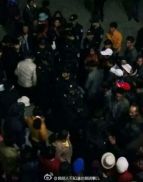 云南曲靖陆良警方抓赌时被民众围困 警车被砸15人受伤组图
