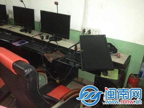 男子用刀砍坏网吧电脑
