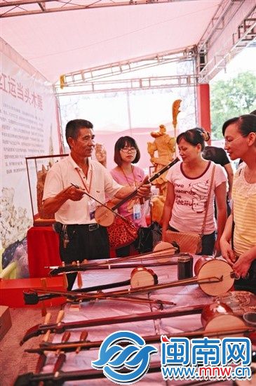 非遗传承人林朱法向市民介绍北管