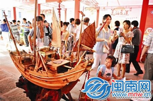 古船模吸引小女孩的目光