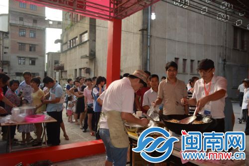 现场市民排队等待品尝泉港浮粿