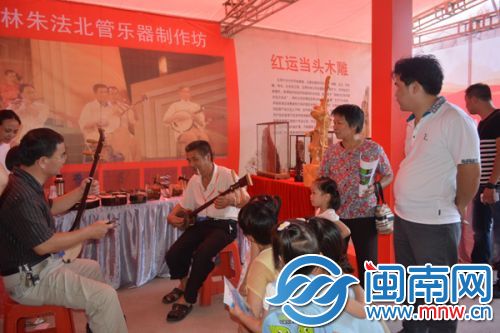 现场观看北管乐器表演