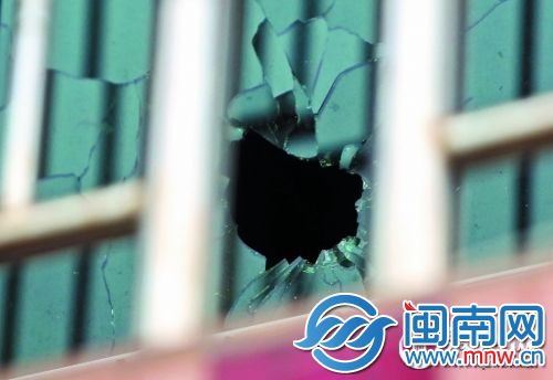 对面三层民房的玻璃破碎