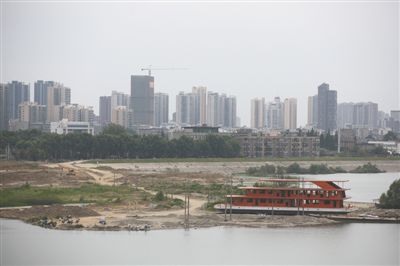 7月11日，湖北襄阳，汉江边裸露的滩涂，由于调水汉江的水位逐年下降。