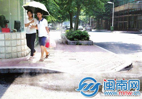 金鸡山路突然冒热水，行人纷纷躲避