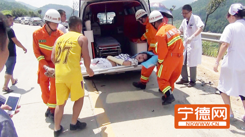 蕉城宁古路教练车与大货车相撞两人受伤1