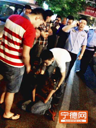 市区南环路一盗贼行窃被擒 倒地假装昏迷3