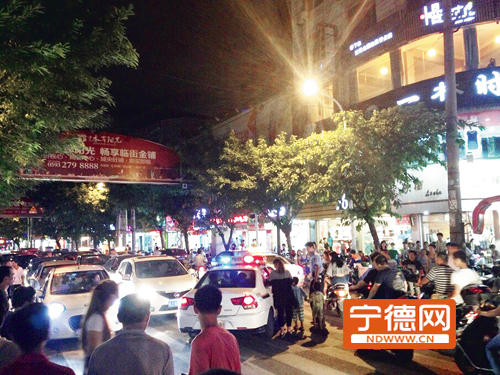 市区南环路一盗贼行窃被擒 倒地假装昏迷1