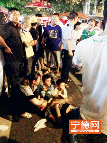 市区南环路一盗贼行窃被擒 倒地假装昏迷2