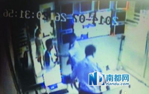 家属最终被劝离。据济南警方公布的监控截图
