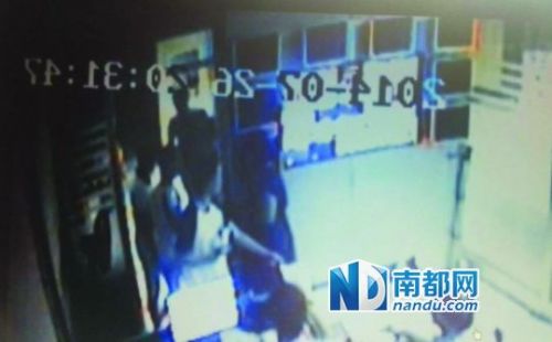 要求遭到民警拒绝后，家属围堵。