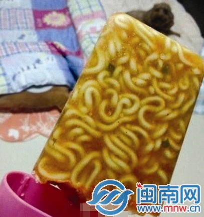 网友晒夏季黑暗料理：方便面雪糕