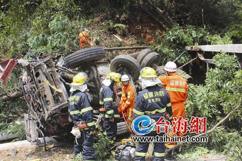 消防官兵在现场救援