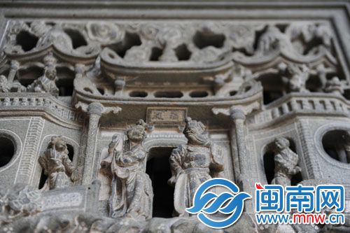福兴堂里完整的石雕