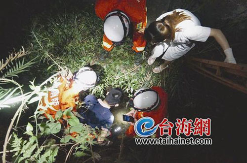 这个沟渠距离公交站牌只有半米左右