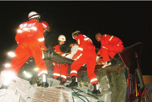 事故现场，消防官兵救出被困者
