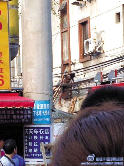 男子更换网线时触电身亡 电线不断冒出白烟(图)