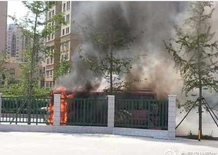 武汉一辆大巴自燃 发生爆炸