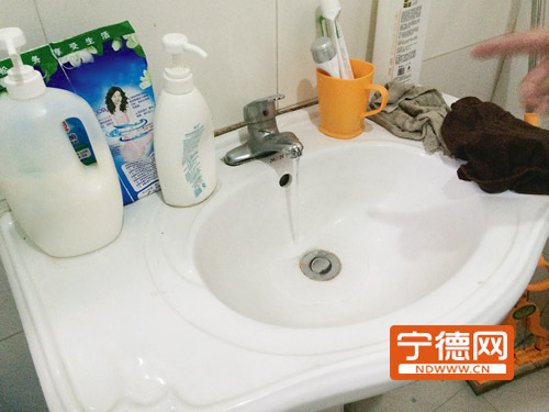 二楼小区物业办公室内卫生间的水量较平时小了不少。