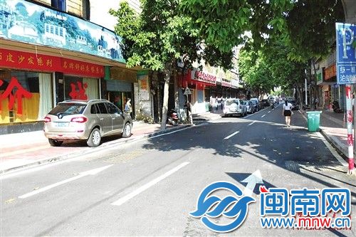 道路标线已划好，由双向行驶改为单行