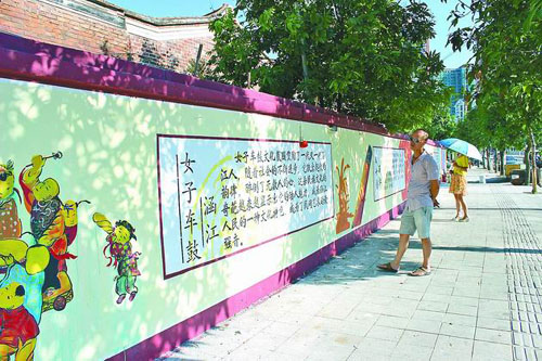 连日来，涵江区把省、市级非物质文化遗产等文化，通过图文并茂的形式搬上墙，在城区打造了5条别具一格的沿街文化长廊。