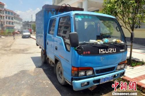 湖北13岁少年开农用车载客被查 辱骂咬伤警察