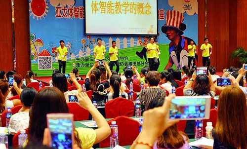 男幼师身着T恤在台上跳舞