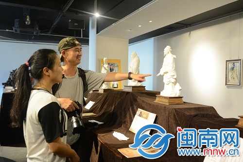 现场观众正在欣赏作品