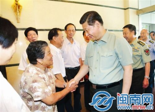 7月30日，习近平与福建双拥模范代表亲切交谈