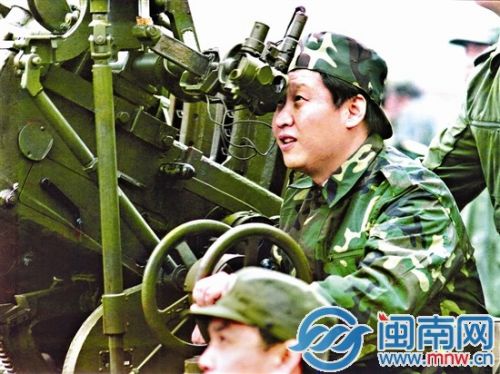 一九九七年十一月，时任省委副书记、福建陆军预备役高炮师第一政委的习近平体验某型高炮炮手训练