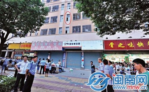 宿舍阳台都有装铁丝网，仅浴室窗户没有，小童就是从三楼浴室窗户（画圈处）坠下的