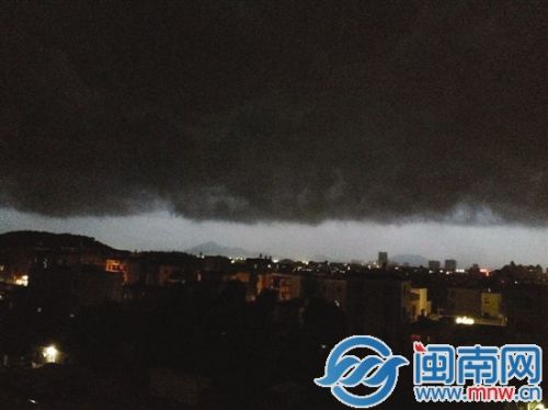 昨晚7点，东山铜陵镇黑云压城，空中现“一线天”