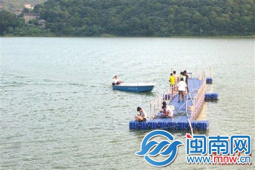 家属及工友在东圳水库寻找失踪者