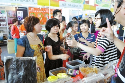 第六届“农订会”上，台湾客商向游客介绍台湾产品（资料图）。