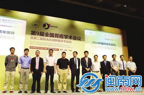 许燕常(左五)与其他获奖者一同出席颁奖礼