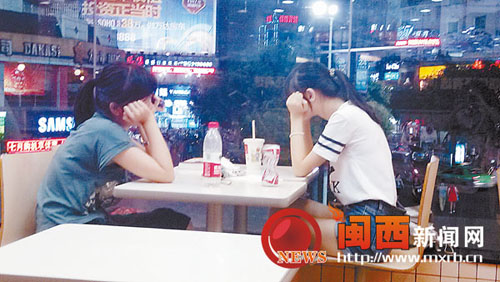 一家洋快餐店内，不少市民只点饮料喝。