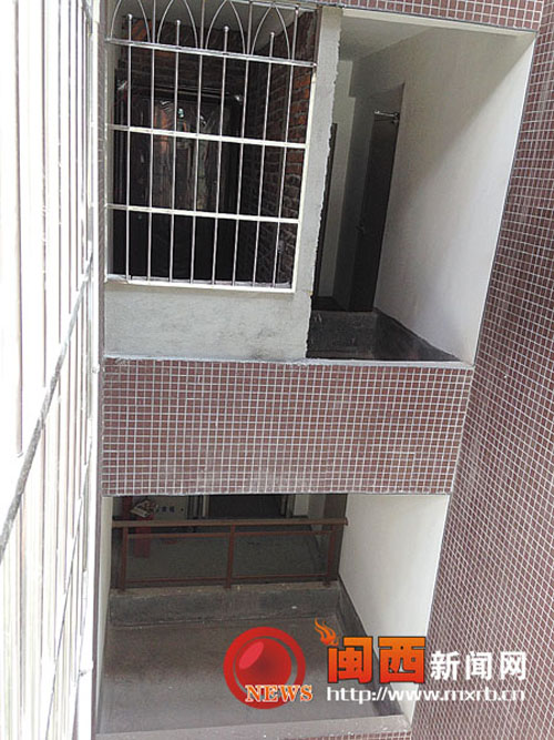 公共阳台被一分为二并安装了防盗网