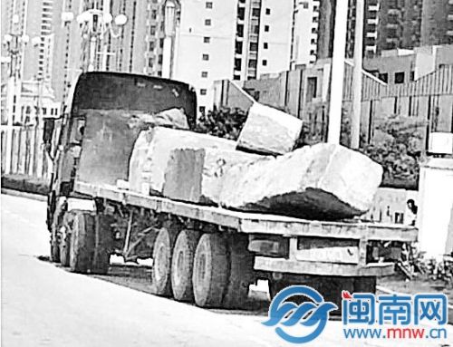 巨石没用铁链固定（来源网络）