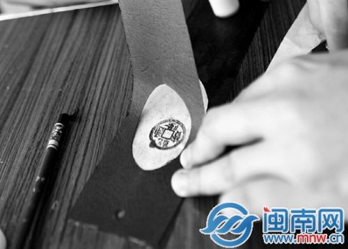 把上下彩页一粘，拓印书签就做好了