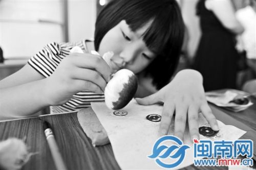 海都小记者体验拓印技术