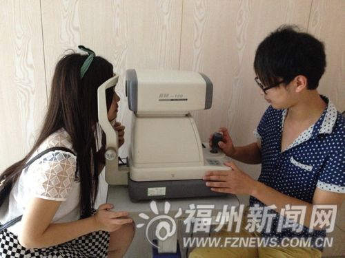 排下的一家眼镜店里，一名女士正在验光