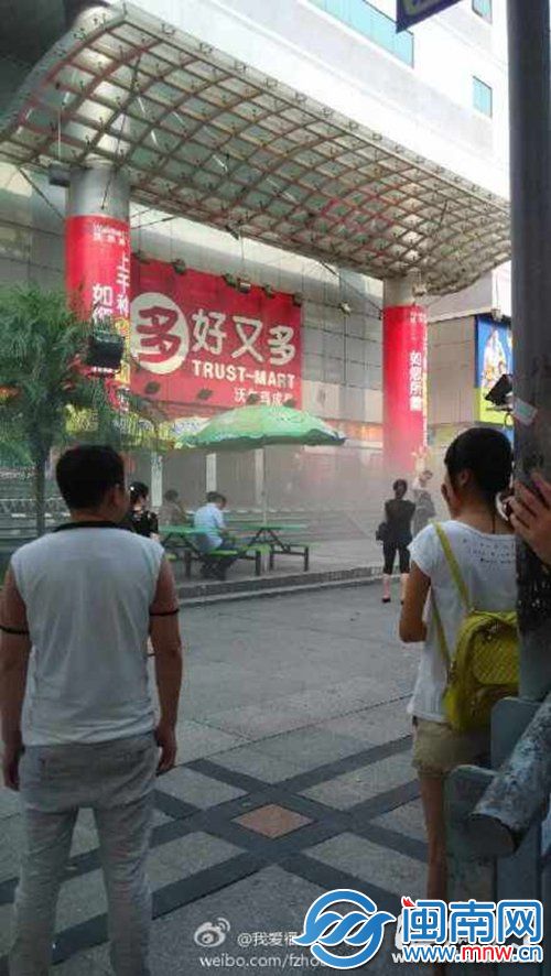 事发时，超市外就能看到浓烟滚滚(网友图)