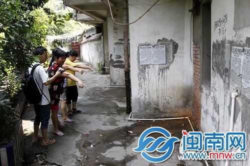 常有人在居民楼下的墙角小便