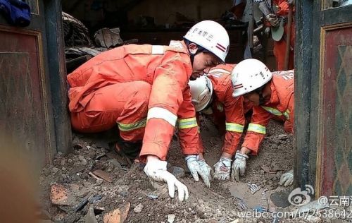 8月4日，消防在云南地震灾区废墟中徒手挖人。