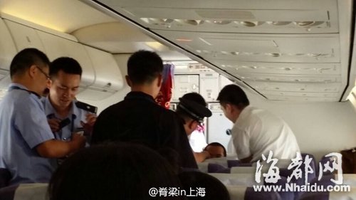 警察进入机舱，将男子控制