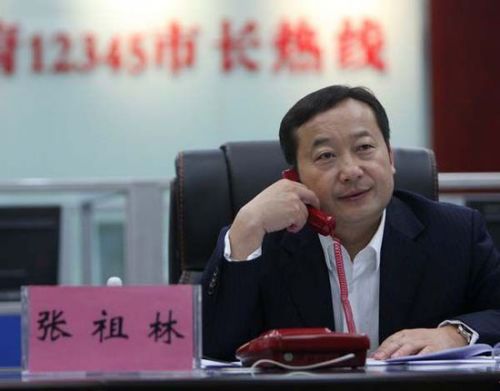 时任昆明市市长的张祖林在接听市民热线。