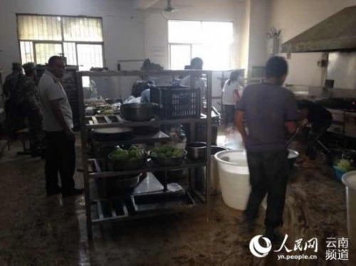云南魯?shù)闉?zāi)區(qū)食物缺乏 用渾水洗菜（組圖）【2】