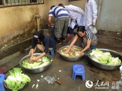 云南魯?shù)闉?zāi)區(qū)食物缺乏 用渾水洗菜（組圖）